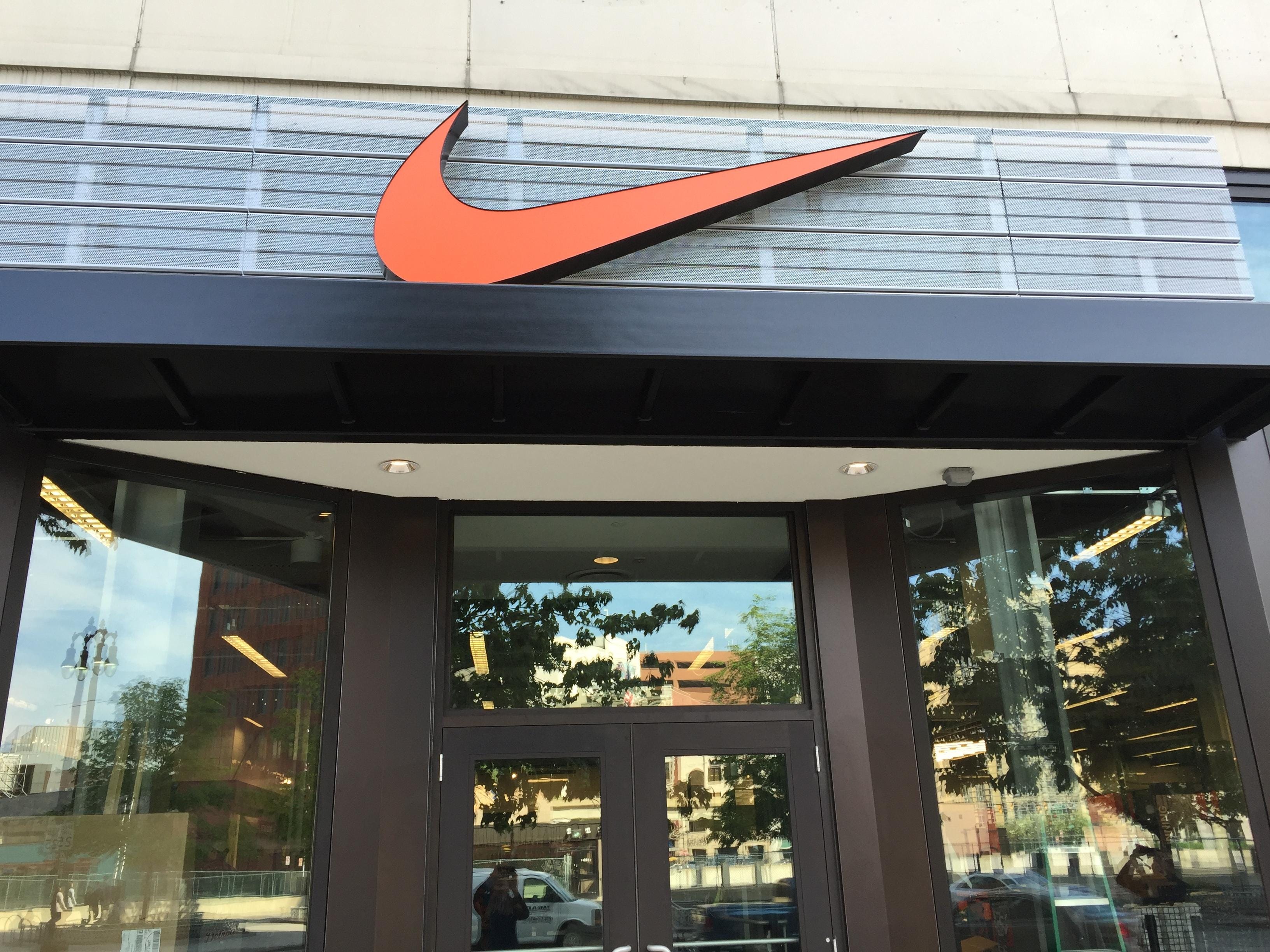 nike store 12 oaks mall